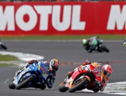 Momen Kekalahan Tragis Marquez dari Rins di MotoGP Inggris 2019