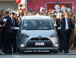 Paus Fransiskus Sapa Warga Timor Leste dari Toyota Sienta